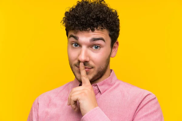 Uomo Con Capelli Ricci Sopra Isolato Muro Giallo Facendo Gesto — Foto Stock