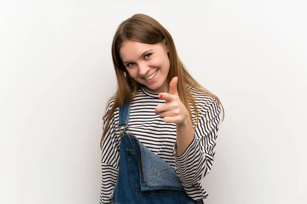 Ung Kvinna Hängselbyxa Över Vita Wall Points Finger Dig — Stockfoto