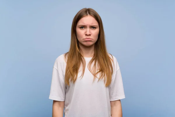 Mujer Joven Sobre Pared Azul Con Expresión Triste Deprimida — Foto de Stock