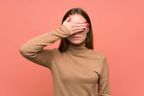 Junge Frau Über Buntem Hintergrund Der Die Augen Mit Den — Stockfoto