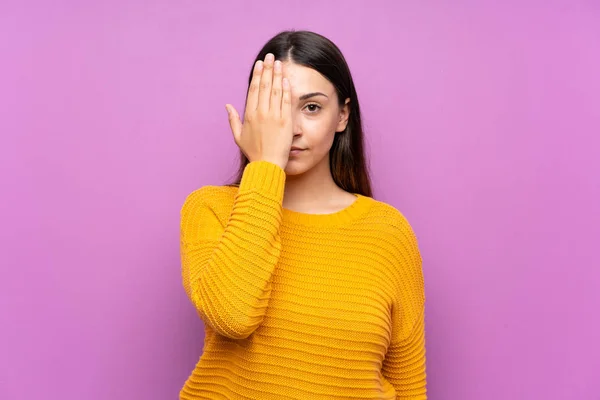 Jonge Vrouw Geïsoleerde Paarse Achtergrond Bedekken Een Oog Met Hand — Stockfoto