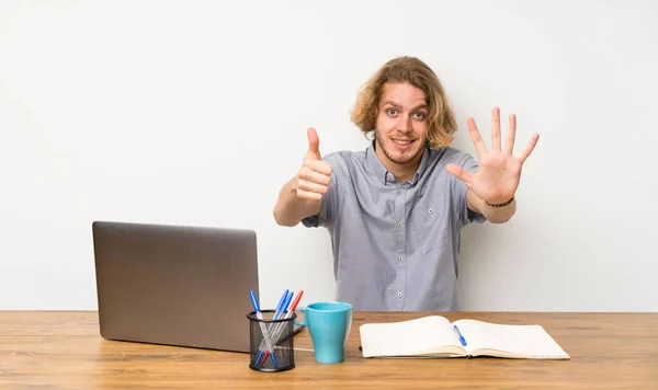 Biondo Uomo Con Computer Portatile Contando Sei Con Dita — Foto Stock