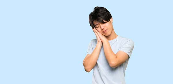 Asiatisk Man Med Blå Skjorta Göra Sova Gest Dorable Uttryck — Stockfoto