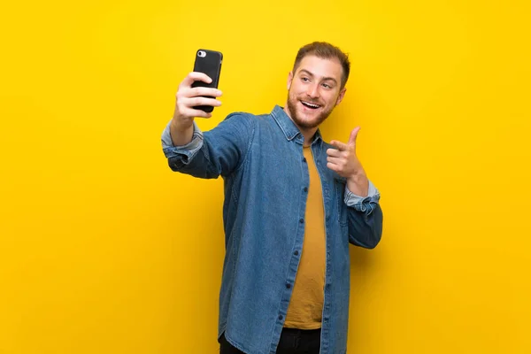 Blond Człowiek Białym Żółtym Ścianie Zrobienie Selfie — Zdjęcie stockowe