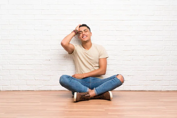 Jovem Sentado Chão Rindo — Fotografia de Stock