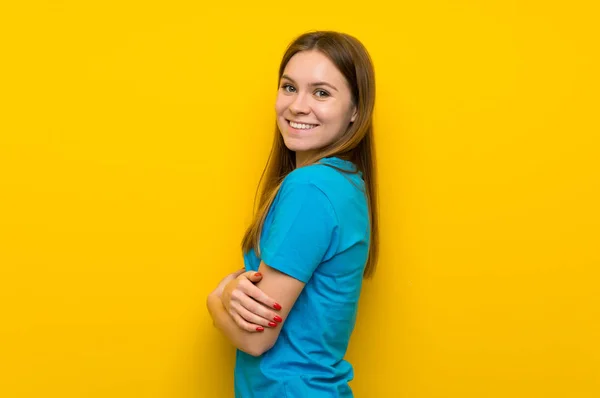 青いシャツを着た若い女性が笑っている — ストック写真
