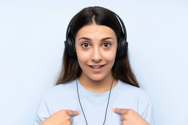 Jeune Femme Écoutant Musique Sur Fond Bleu Isolé Avec Expression — Photo