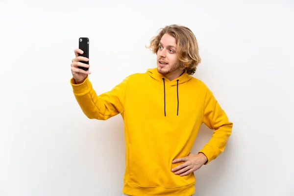 Ξανθός Άνθρωπος Πουλόβερ Πάνω Από Λευκό Τοίχο Φτιάχνοντας Μια Selfie — Φωτογραφία Αρχείου