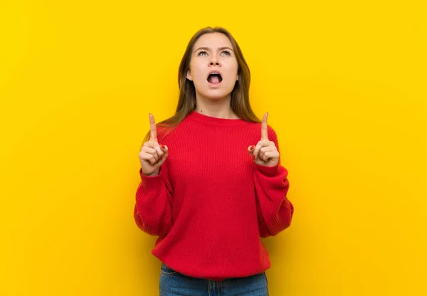 Jonge Vrouw Gele Muur Verrast Omhoog — Stockfoto