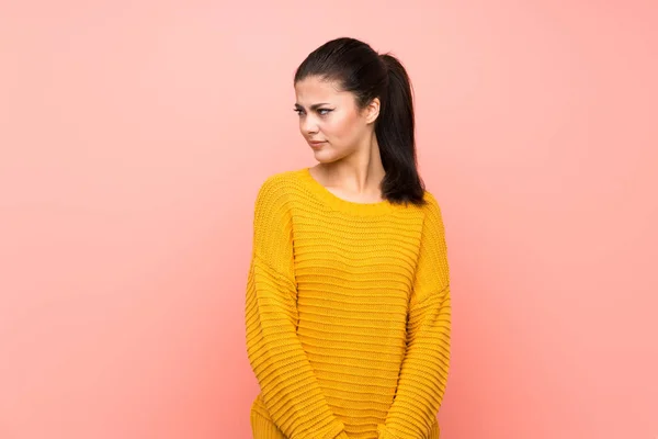 Teenager Girl Isolated Pink Wall Making Doubts Gesture Looking Side — Stock Photo, Image