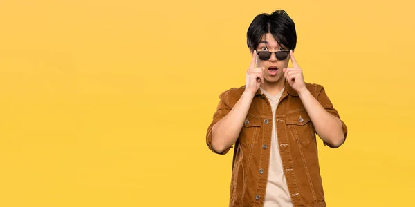 Hombre Asiático Con Chaqueta Marrón Con Gafas Sorprendido Sobre Fondo — Foto de Stock