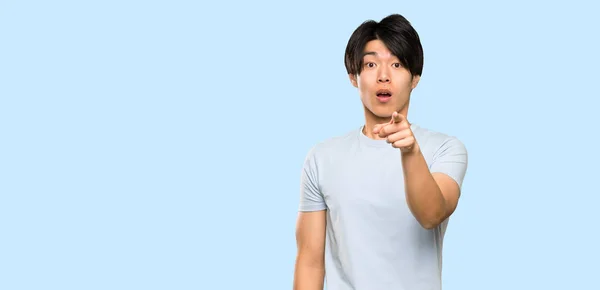 Asiatischer Mann Mit Blauem Hemd Überrascht Und Zeigt Nach Vorne — Stockfoto