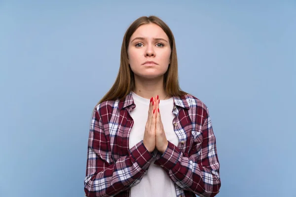 Jonge Vrouw Blauwe Muur Memorie — Stockfoto