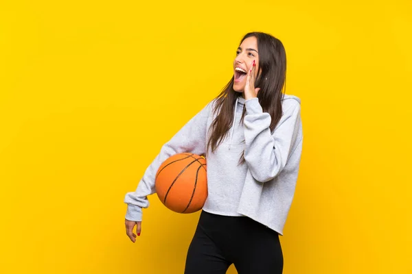 Wanita Muda Bermain Basket Atas Latar Belakang Kuning Terisolasi Berteriak — Stok Foto