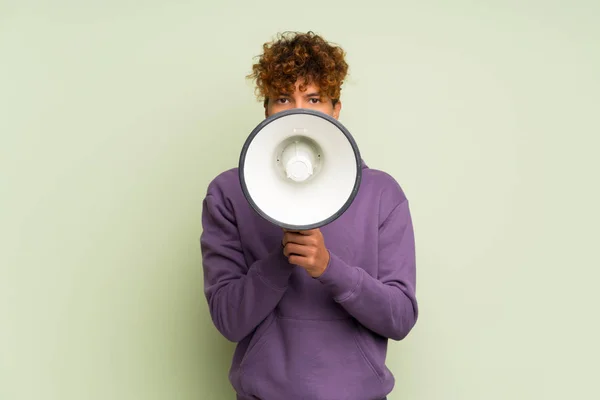 Jovem Afro Americano Sobre Parede Verde Isolada Gritando Através Megafone — Fotografia de Stock