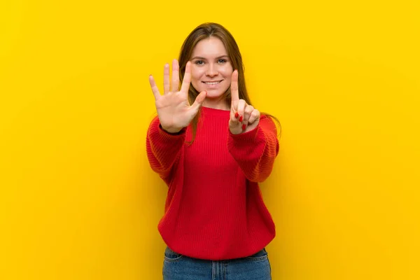 Junge Frau Über Gelbe Wand Die Mit Fingern Sechs Zählt — Stockfoto