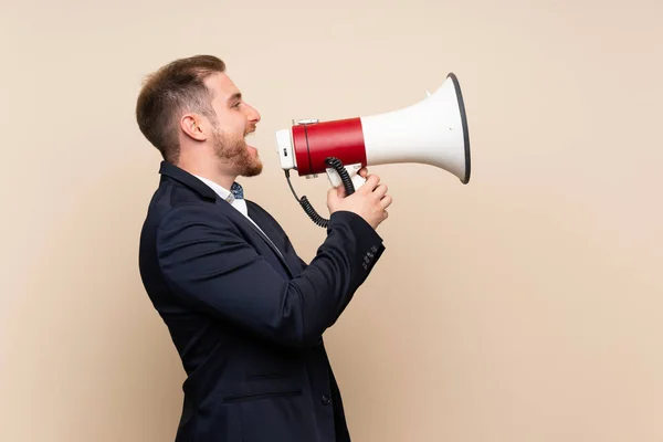 Blonde Man Geïsoleerde Achtergrond Schreeuwen Door Een Megafone — Stockfoto