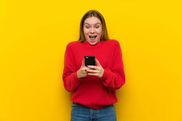 Mujer Joven Sobre Pared Amarilla Sorprendida Enviando Mensaje — Foto de Stock