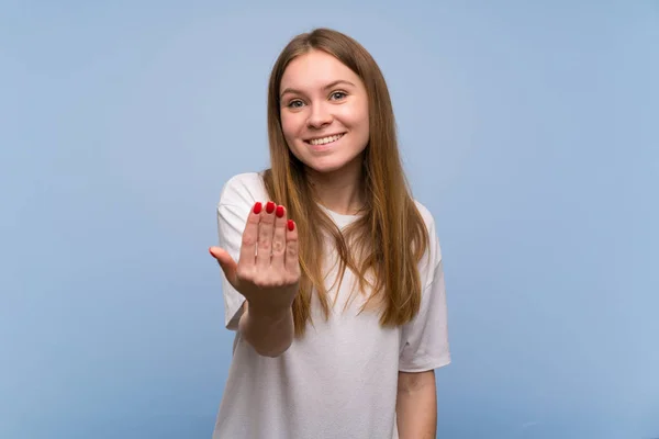 手に来るに招待して水色の壁の上の若い女性 お幸せな — ストック写真