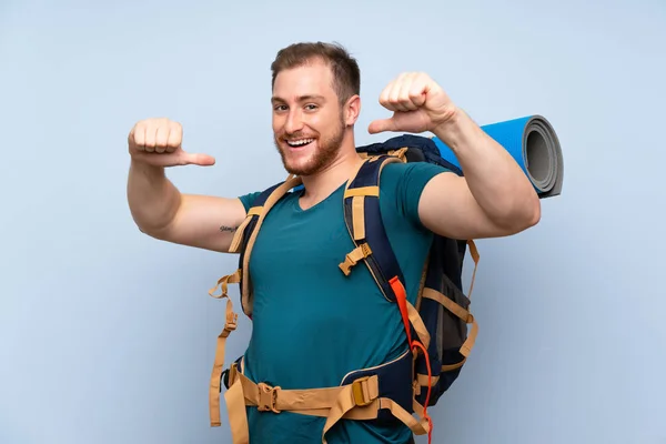 Hiker Man Över Blue Wall Stolt Och Självnöjd — Stockfoto