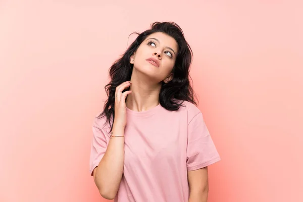 Jovem Mulher Sobre Fundo Rosa Isolado Pensando Uma Ideia — Fotografia de Stock