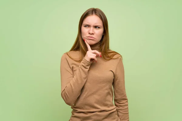 Mujer Joven Con Jersey Cuello Alto Mirando Frente —  Fotos de Stock