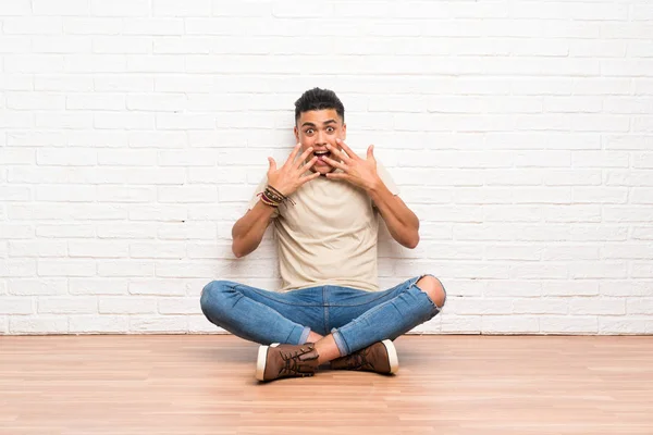 Jovem Sentado Chão Com Expressão Facial Surpresa — Fotografia de Stock