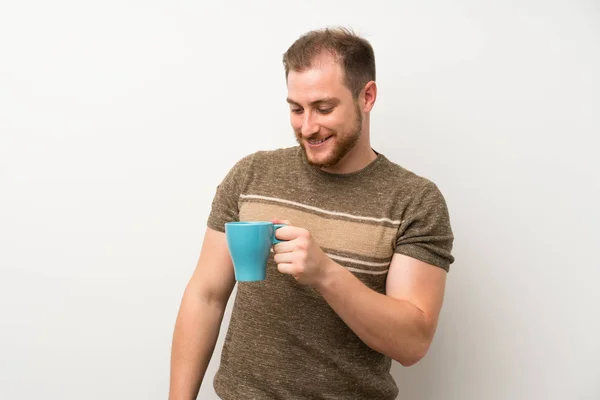 Schöner Mann Über Isolierter Weißer Wand Mit Heißer Tasse Kaffee — Stockfoto
