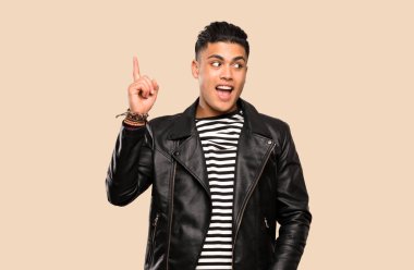 İzole arka plan üzerinde bir parmak kaldırırken çözüm gerçekleştirmek isteyen genç adam