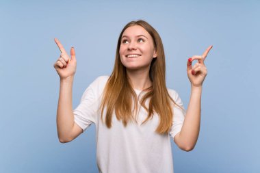 Harika bir fikir işaret parmağı ile işaret mavi duvarın üzerinden genç kadın