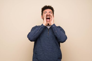 Izole duvar üzerinde kıvırcık saçlı adam bağırarak ve bir şey ilan
