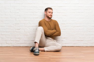 Kat gülüyor üzerinde oturan sarışın adam