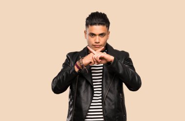 İzole arka plan üzerinde sessizlik jestbir işareti gösteren genç adam