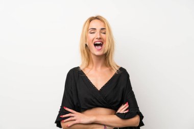 Ağzı tamamen açık ön bağırarak izole beyaz duvar üzerinde genç sarışın kadın