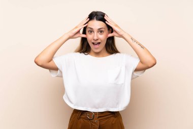 Sürpriz ifade ile izole arka plan üzerinde genç esmer kadın