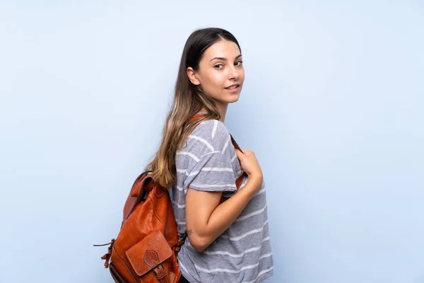 Jovem Morena Sobre Fundo Azul Isolado Com Mochila — Fotografia de Stock