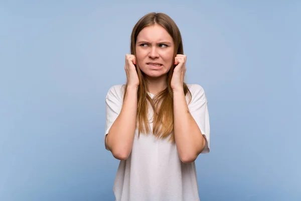 Jonge Vrouw Blauwe Wandbekleding Oren Met Handen Gefrustreerd Expressie — Stockfoto