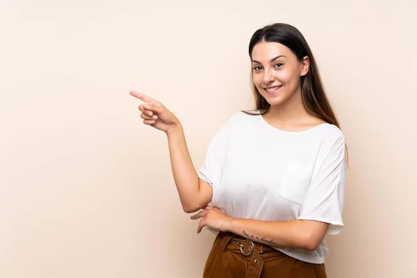 Jonge Brunette Vrouw Geïsoleerde Achtergrond Wijzende Vinger Aan Zijkant — Stockfoto