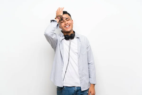 Jonge Man Geïsoleerde Witte Muur Met Oortelefoons Heeft Iets Gerealiseerd — Stockfoto