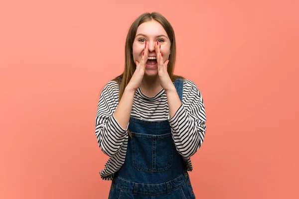 Jonge Vrouw Met Overalls Roze Muur Schreeuwen Aankondigen Iets — Stockfoto