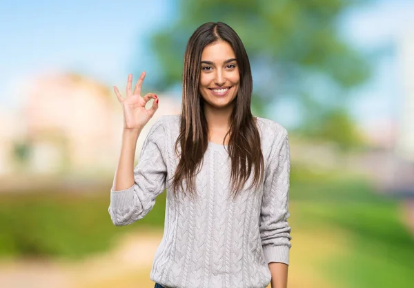 Νεαρή Ισπανίδα Μελαχρινή Γυναίκα Που Δείχνει Σύμβολο Δάχτυλα Εξωτερικούς Χώρους — Φωτογραφία Αρχείου
