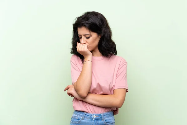 Giovane Donna Sfondo Verde Isolato Avendo Dubbi — Foto Stock