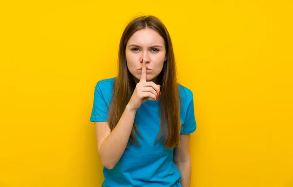 Mujer Joven Con Camisa Azul Haciendo Gesto Silencio —  Fotos de Stock