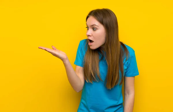 Giovane Donna Con Camicia Blu Che Tiene Copyspace Immaginario Sul — Foto Stock