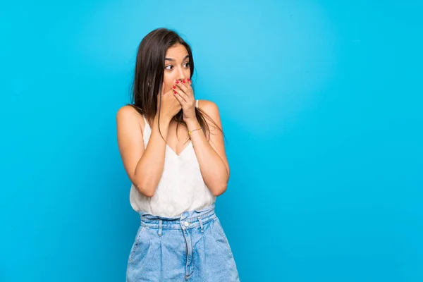 Junge Frau Über Isoliertem Blauem Hintergrund Der Mund Bedeckt Und — Stockfoto