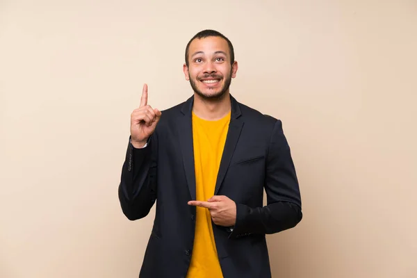 Hombre Colombiano Sobre Fondo Aislado Con Expresión Facial Sorpresa —  Fotos de Stock