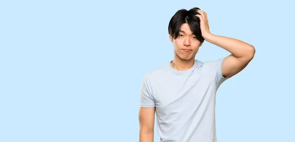 Asiatisk Man Med Blå Skjorta Med Ett Uttryck För Frustration — Stockfoto