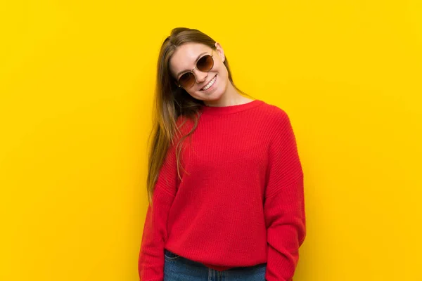 Sarı Duvar Ile Gözlük Gülümseyen Genç Kadın — Stok fotoğraf