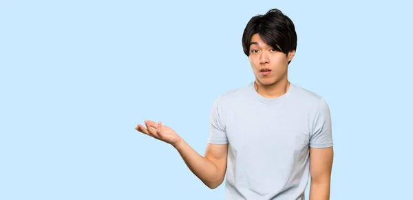 Asiatisk Man Med Blå Skjorta Gör Tvivel Gest Över Isolerad — Stockfoto
