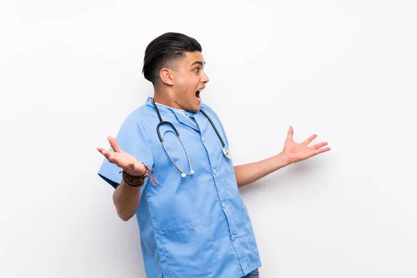 Junger Chirurg Arzt Mann Über Isolierte Weiße Wand Mit Überraschendem — Stockfoto